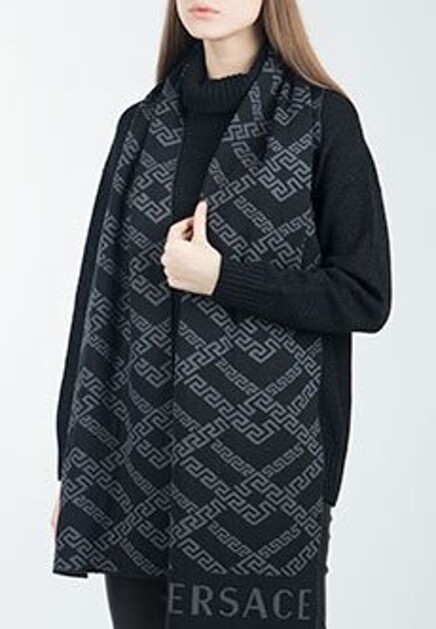 Серый палантин VERSACE