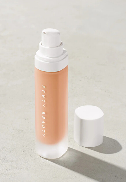 Стойкая матовая тональная основа Pro Filt’r Soft Matte
 FENTY BEAUTY BY RIHANNA