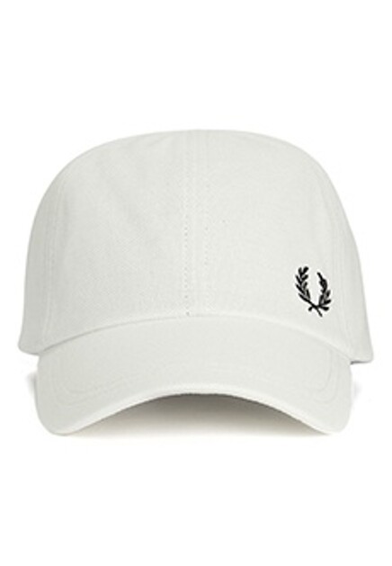 Белая бейсболка с логотипом FRED PERRY