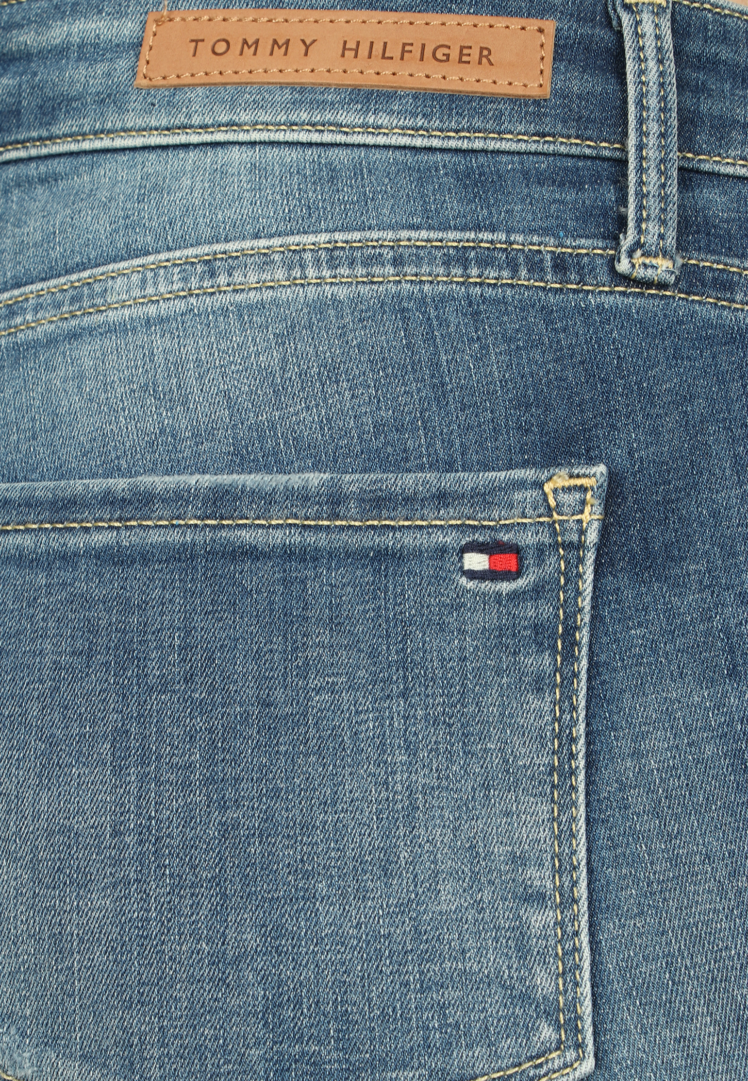 Джинсы с эффектом потертостей TOMMY JEANS