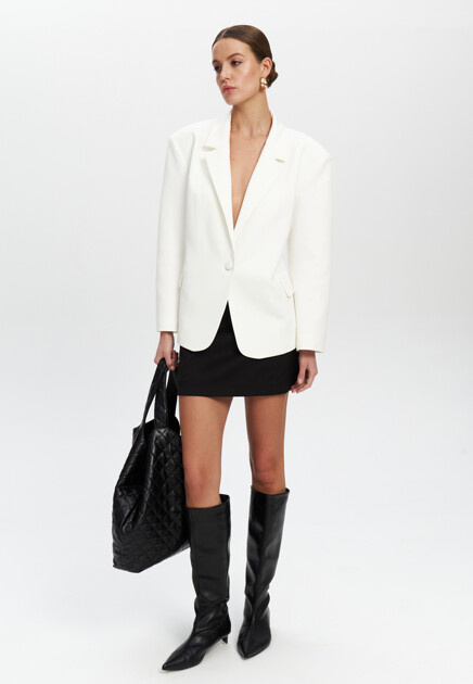 Жакет с увеличенными плечами и регулируемой талией 