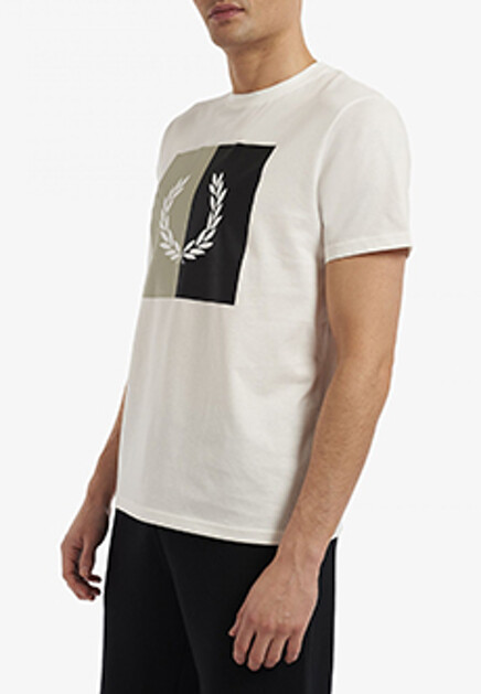 Футболка с крупным логотипом  FRED PERRY
